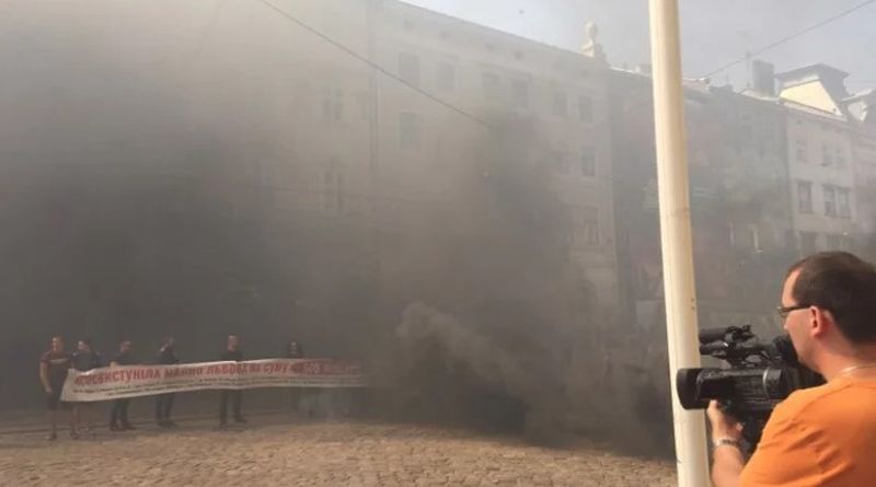 Львовский горсовет забросали дымовыми шашками