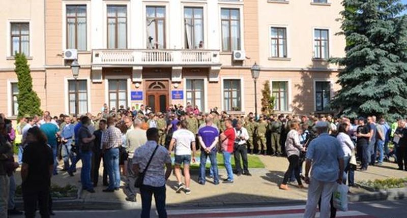 У Тернопольской мэрии полицейские изъяли газовые баллончики и нож