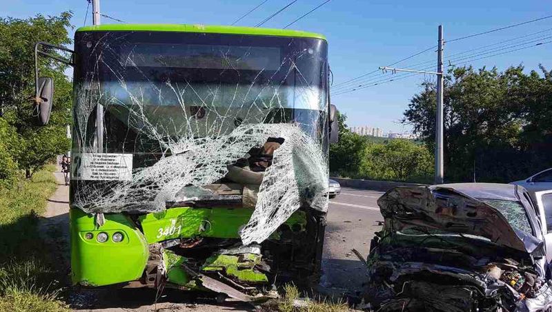 В Харькове автомобиль столкнулся с троллейбусом, есть погибший