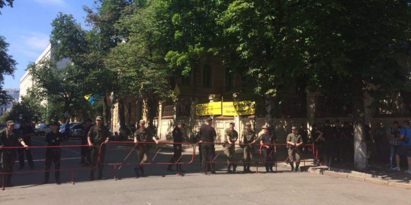 У АП произошли стычки между полицией и вкладчиками «Михайловского» (видео)
