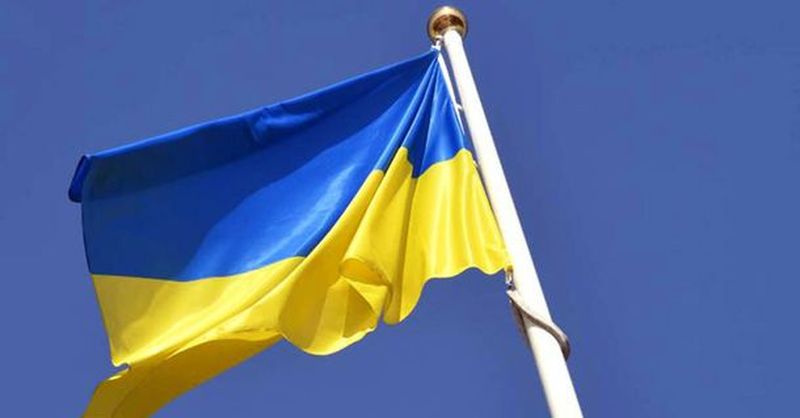 В Запорожье неизвестные подожгли флаг Украины