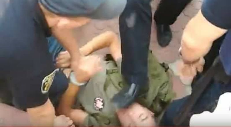 В Николаеве полицейский наступил на лицо задержанному