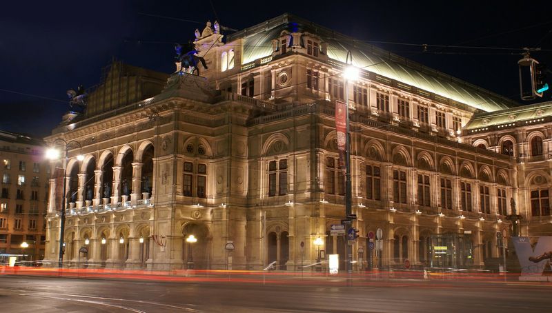 Порошенко: каждый украинец может посетить Венскую оперу
