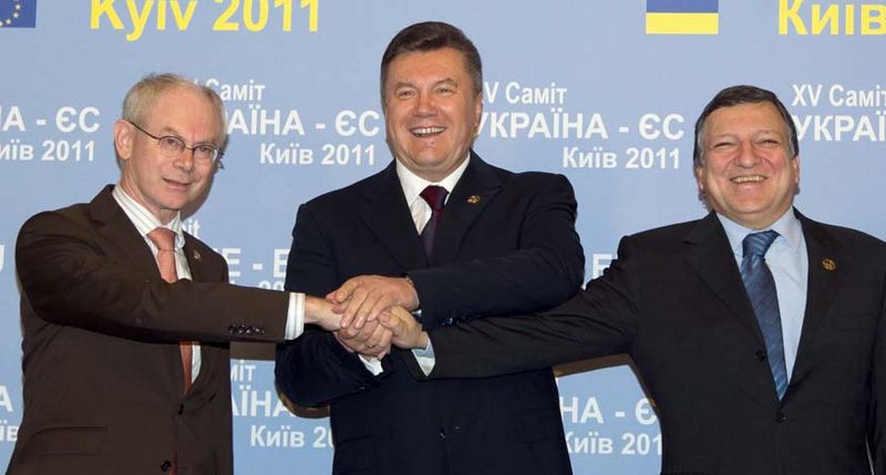 Порошенко: во времена Януковича Украина была нерукопожатна