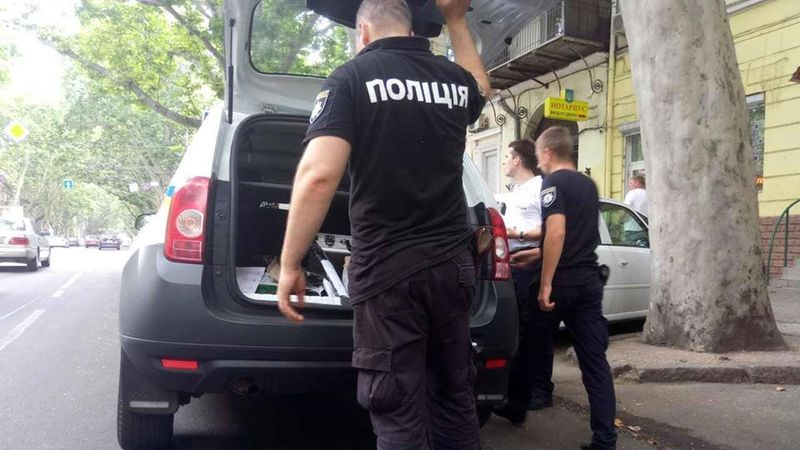 Ограбление в Одессе: люди в масках и с битами напали на автомобиль
