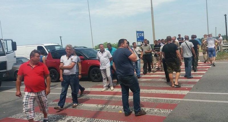 Участники АТО перекрыли трассу Киев-Чоп
