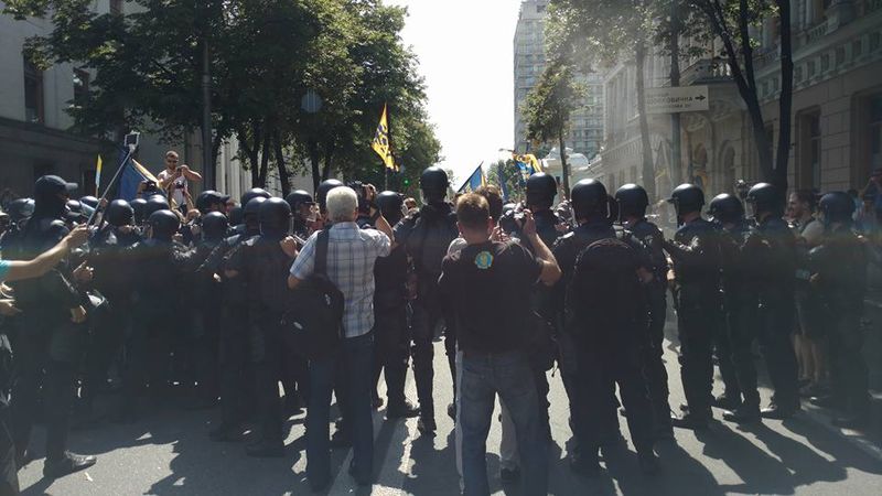 Под Радой митингующие заблокировали выходы из здания