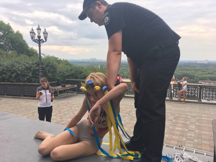 Участница Femen залезла на памятник Владимиру после крестного хода (видео)