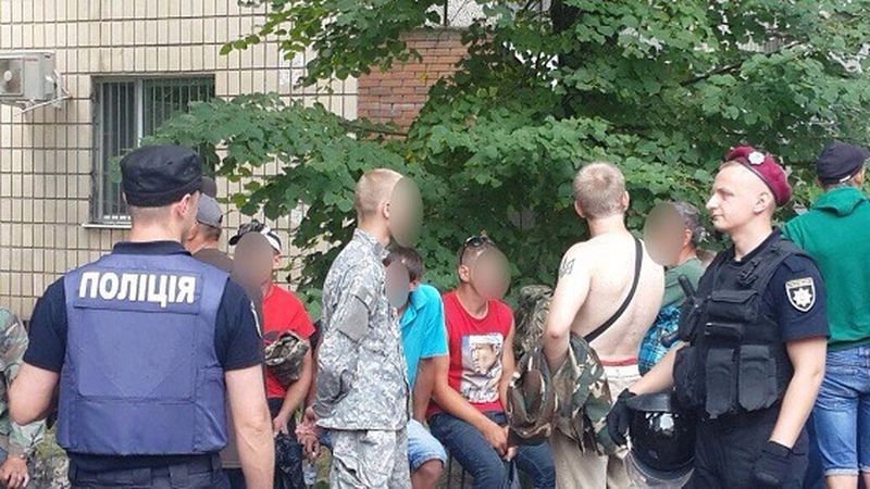 Под ГПУ задержана группа мужчин в камуфляжной одежде