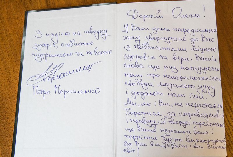 Порошенко передал Сенцову «Воспоминания» Сахарова