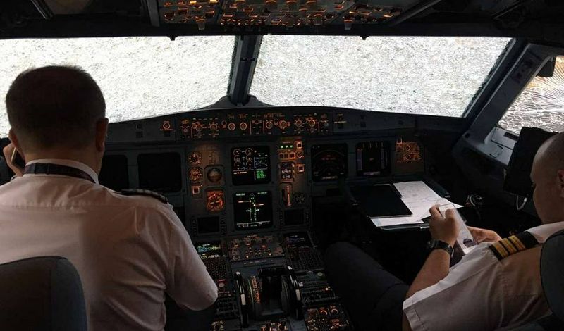 Украинский пилот совершил посадку аварийного авиалайнера
