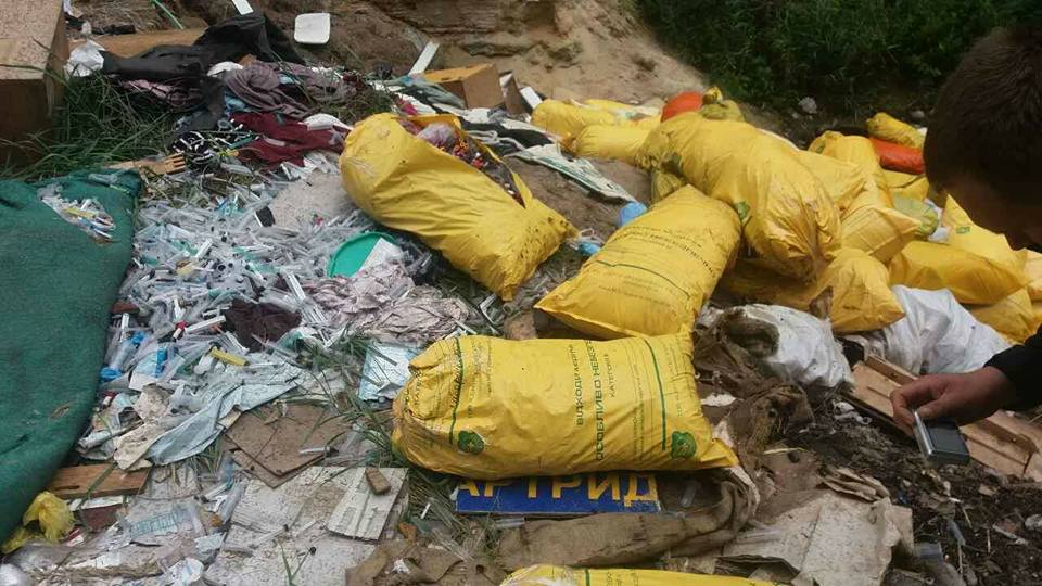 В Киевской области обнаружили свалку медицинских отходов