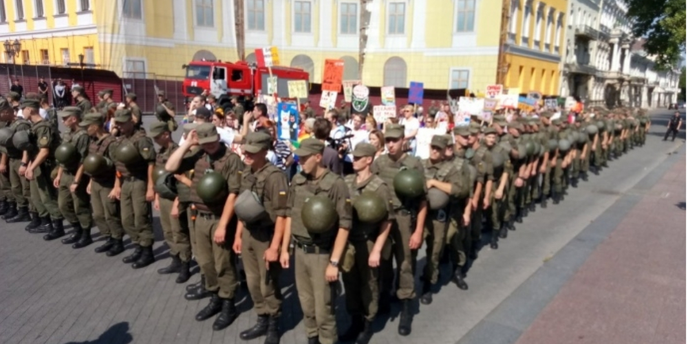 В Одессе проходят акции ЛГБТ и за традиционные ценности (видео)