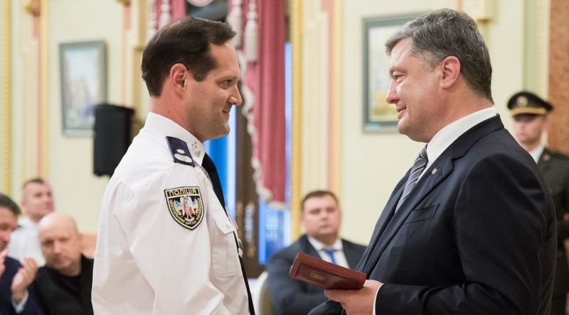Порошенко наградил 30 полицейских орденами и медалями