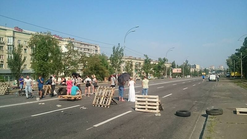 Перекрывшим шоссе в Киеве предлагают «скинуться» на электросети