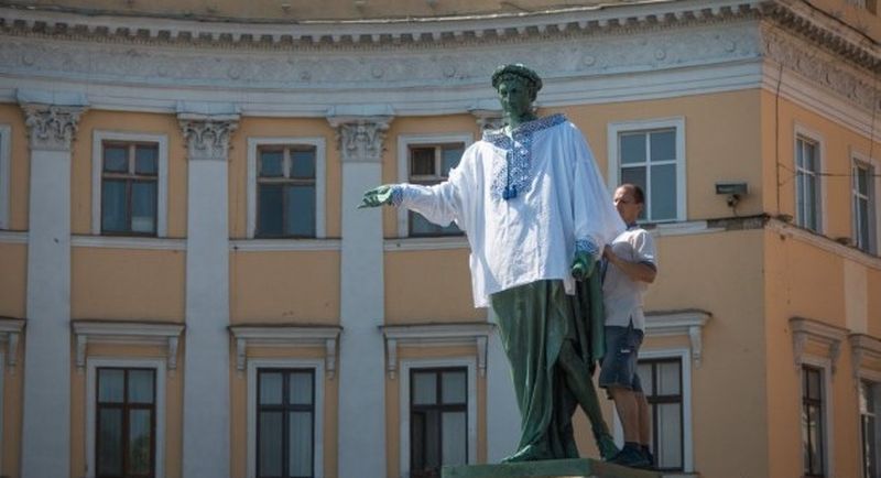 В Одессе на памятник Дюку де Ришелье надели вышиванку