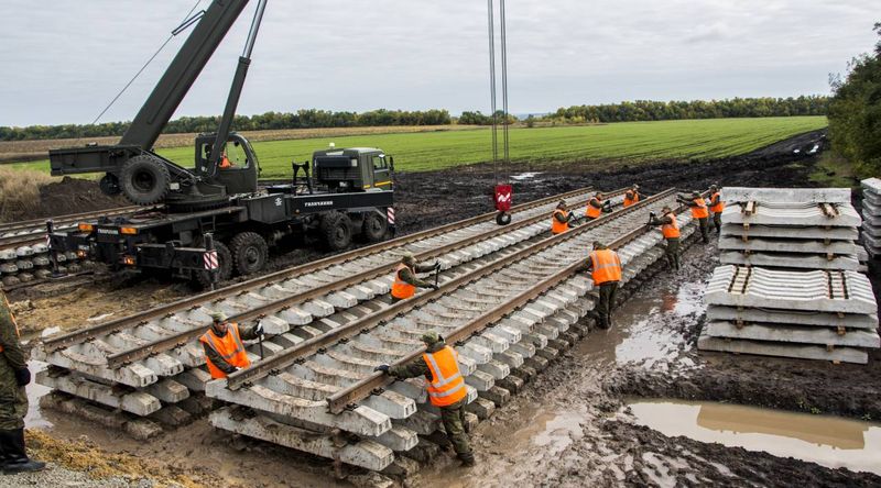 Шойгу похвалил за оперативность строителей железной дороги в обход Украины