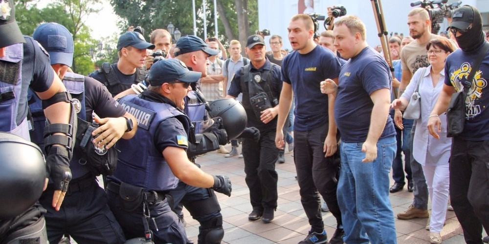 В столкновениях у горсовета Одессы пострадали 36 правоохранителей (видео)