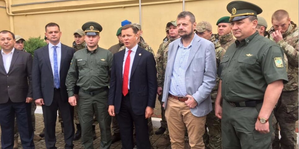 Ляшко и Мосийчук подарили часы пострадавшим у КПП «Шегини» пограничникам