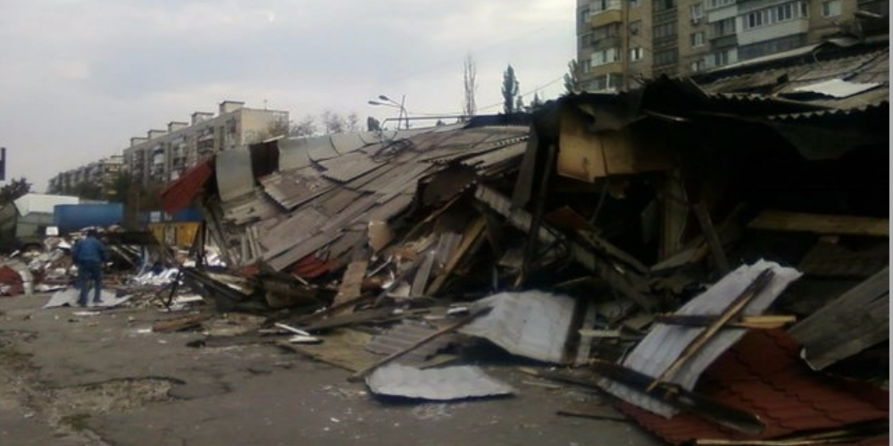 В Киеве демонтировали МАФы у строительного рынка «Юность»