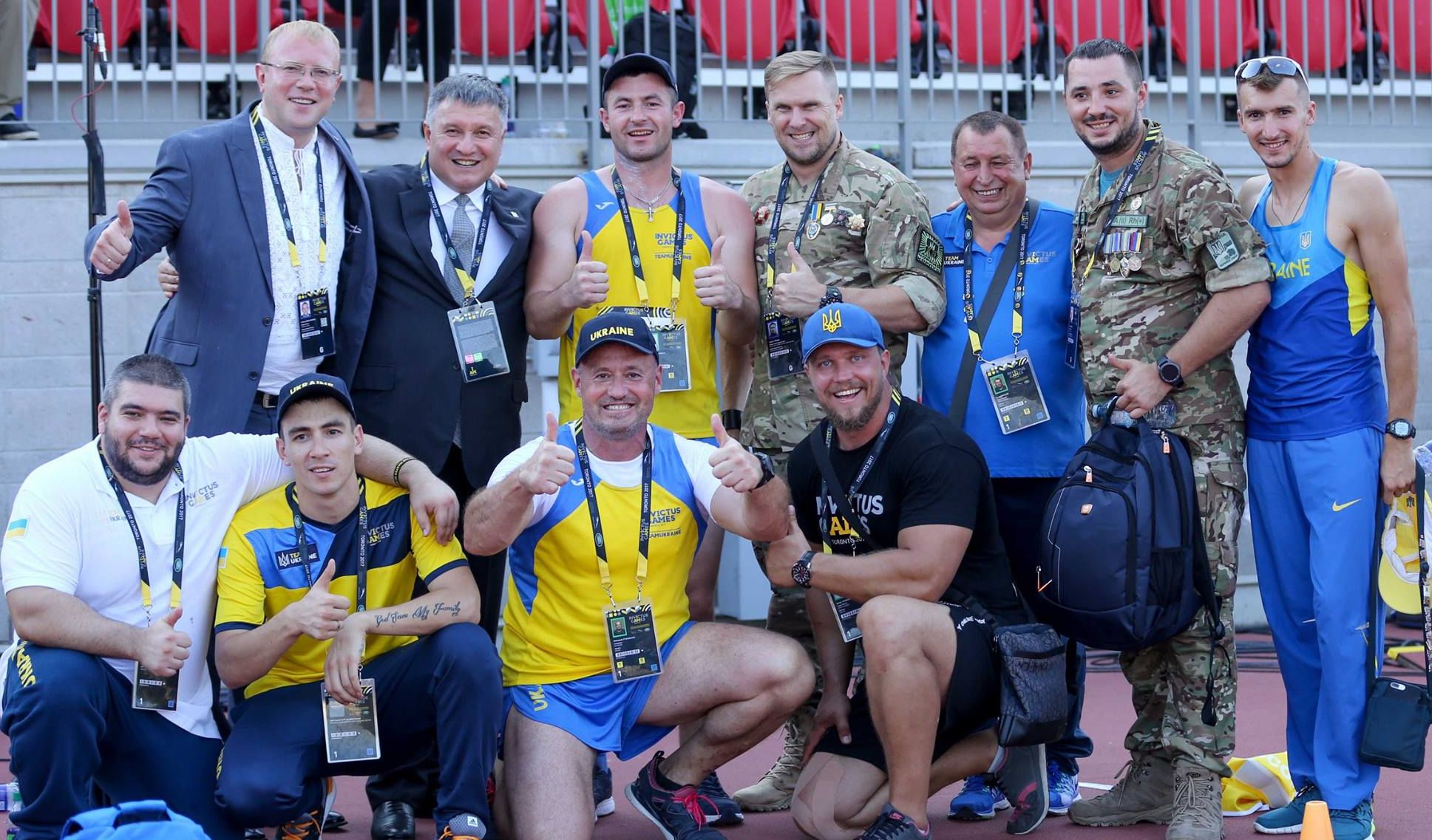 Порошенко и Гройсман поздравили украинскую команду с выступлением на «Играх Непокоренных»