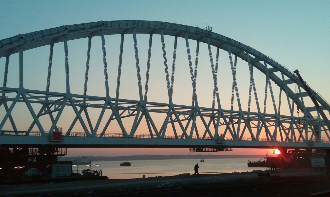 Порошенко поручил подать в суд на РФ за ущерб от строительства Керченского моста