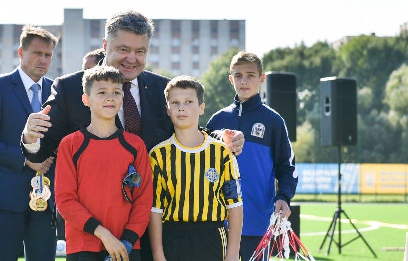 Порошенко: в Украине откроют завод по производству покрытия для футбольных полей