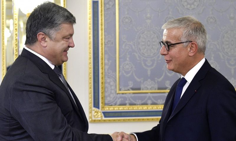 Порошенко обсудил с французскими сенаторами ситуацию на Донбассе и в Крыму