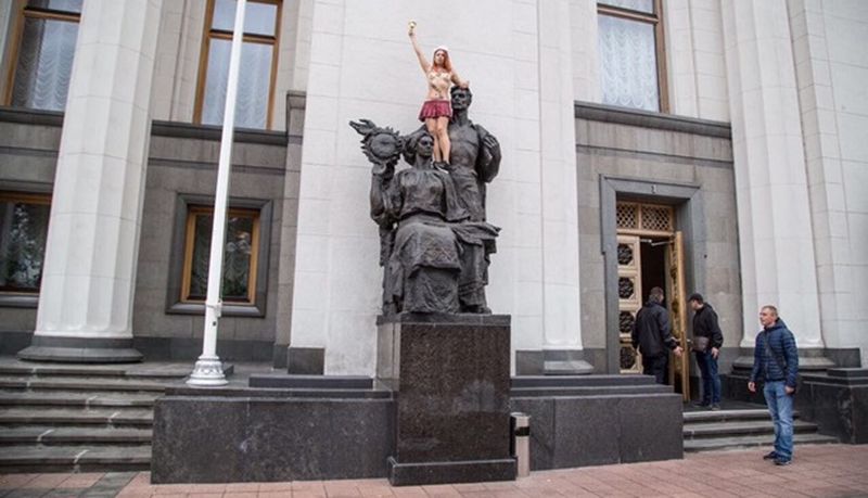 Видео: участница Femen обнажилась около здания Рады