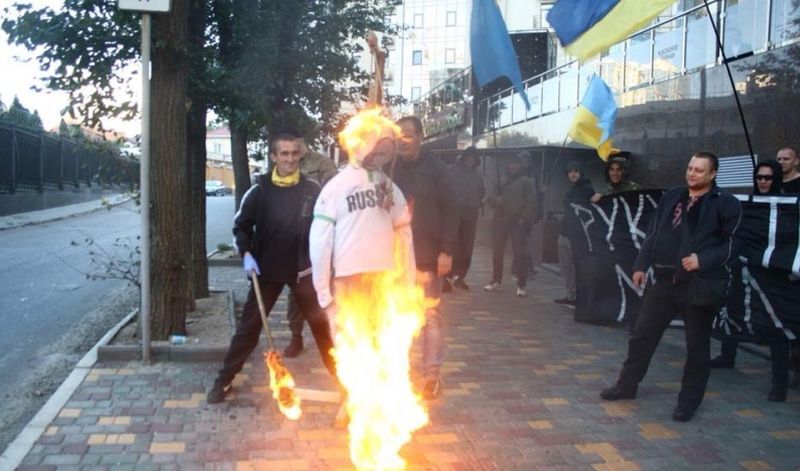 В Одессе у консульства РФ сожгли чучело Путина