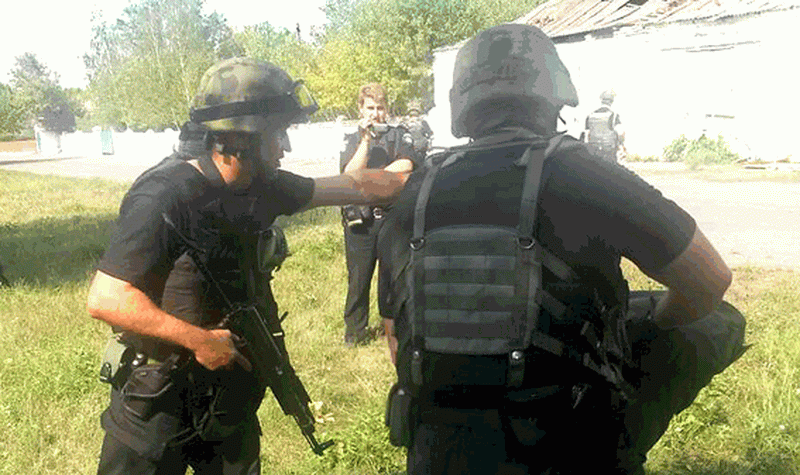 Около 20 мужчин со стрельбой пытались захватить предприятие в Черкасской области