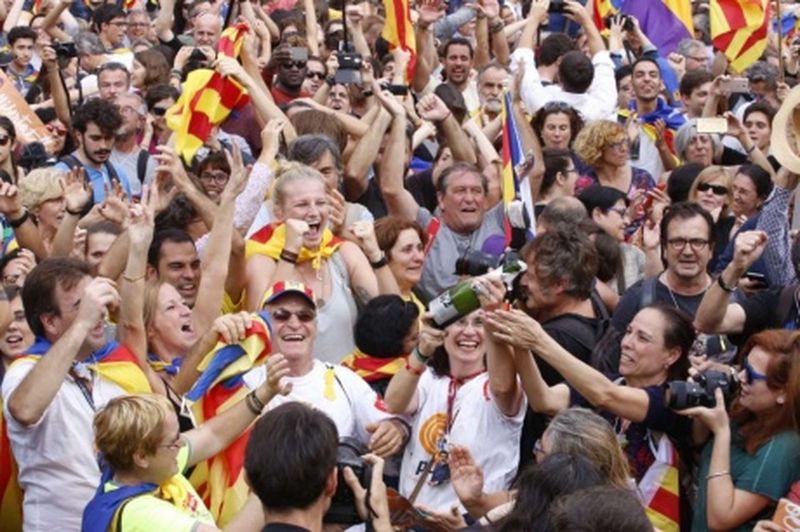 Жители Каталонии празднуют провозглашение независимости