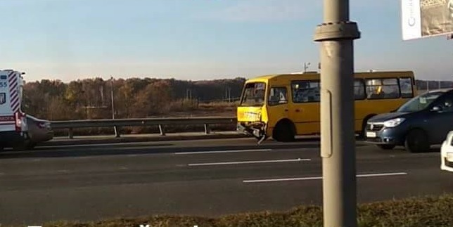 В Киеве маршрутка столкнулась с «Камазом», трое пострадавших