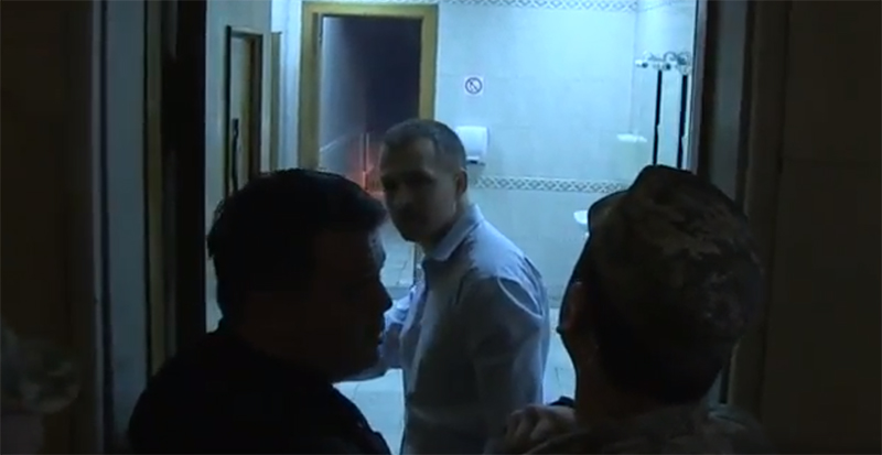 Видео: Левченко и Семенченко «тестируют» дымовую шашку в туалете Рады