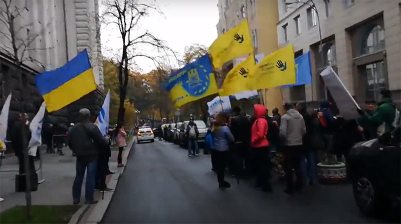 Бобик, палатки, скандалы. Что происходило в Киеве 17 октября