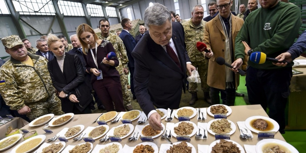 Порошенко: Никто кроме Украины не применяет первые блюда в армейском сухпайке