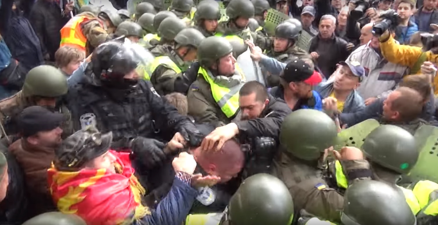 Опубликовано видео избиения полицейского у Рады