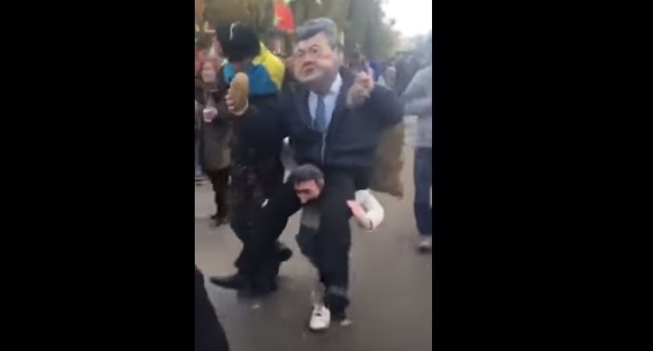 Протестующие у Рады носят чучело Порошенко верхом на казаке (видео)