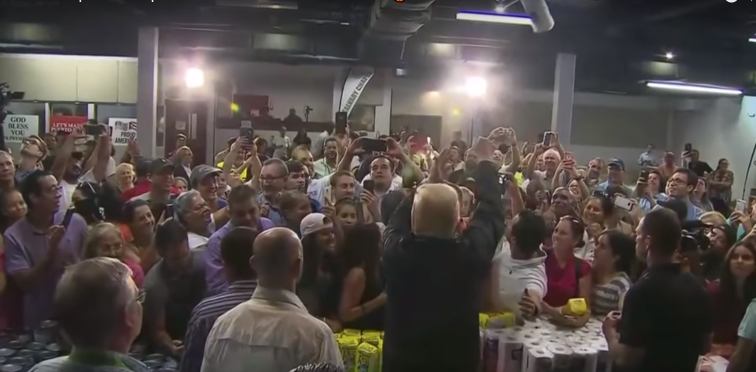 Трамп на встрече с пуэрториканцами бросал в толпу бумажные полотенца