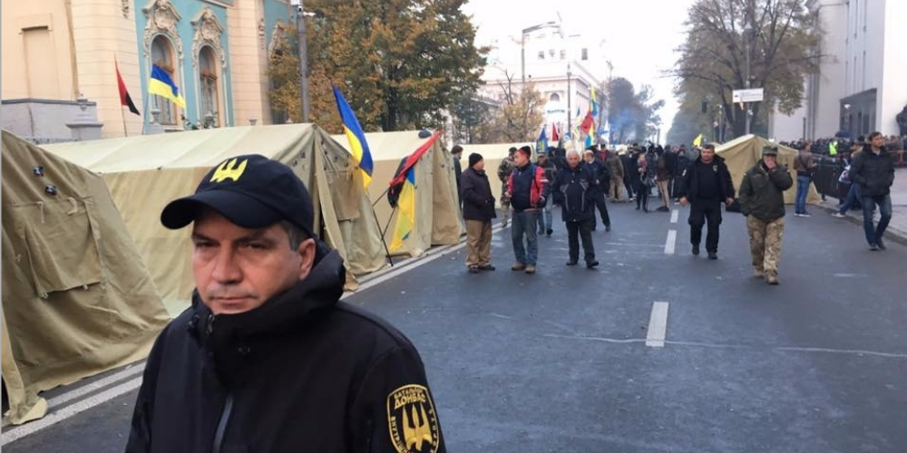 Возле Рады митингуют 200 человек, улица Грушевского перекрыта