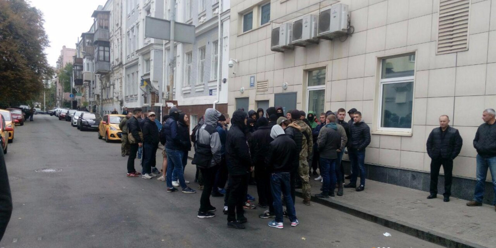 Под Печерским судом подрались представители «С14» и «Майдана»