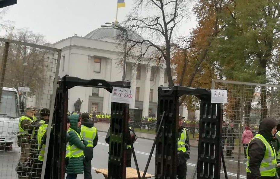 Инициаторы акции у Рады обещают блокировать трибуну парламента