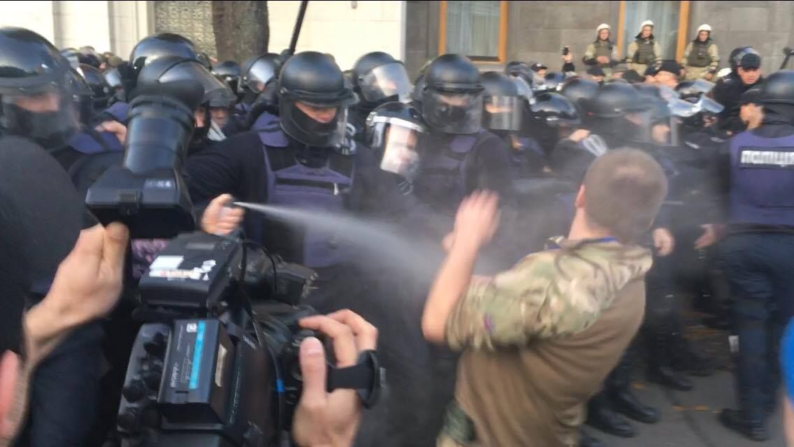 Полиция начала штурмовать палаточный городок на Грушевского