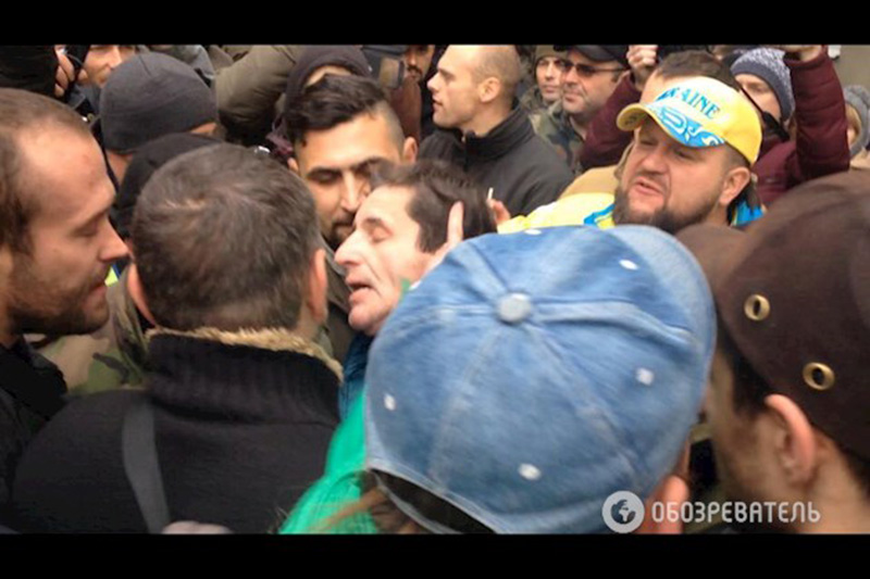 Шкиряка избили возле киевского суда