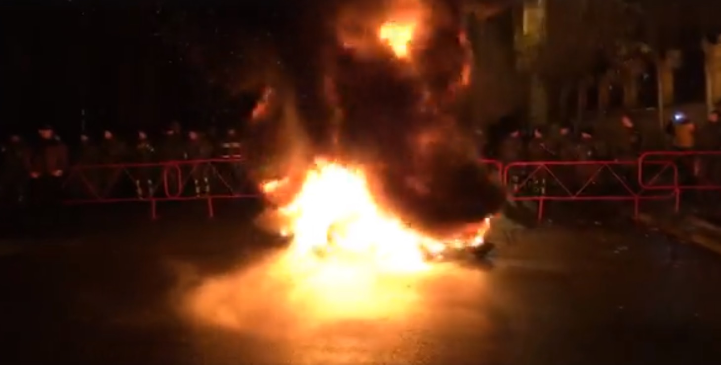 Сторонники «Освобождения» подожгли шины у Администрации президента (видео)