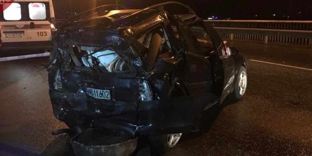 В Киеве на мосту бензовоз сбил машину, двое погибших