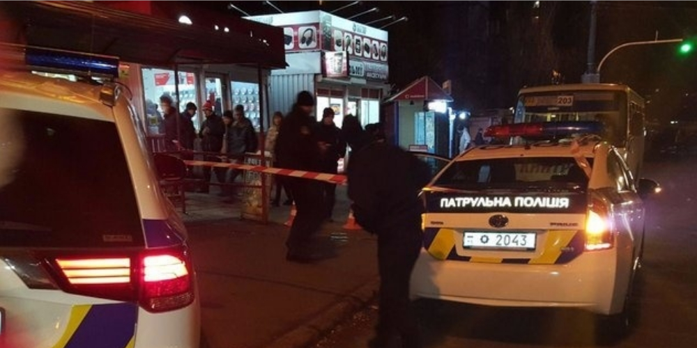 В Киеве на остановке застрелился мужчина