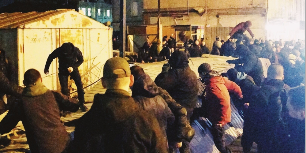 Нацкорпус разгромил стройку на месте Сенного рынка в Киеве (видео)