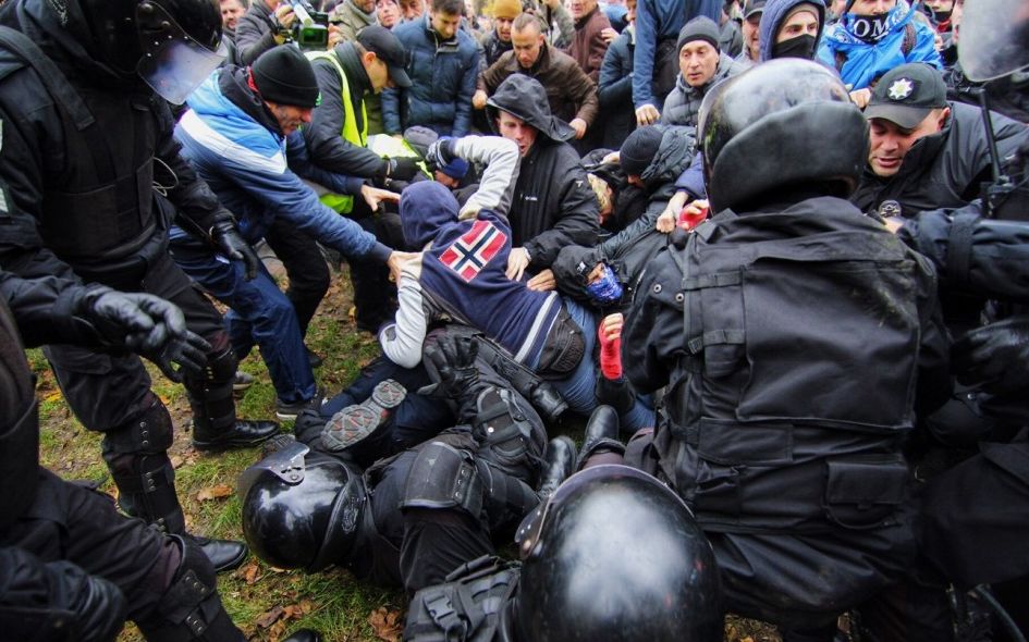 В Одессе митинг против строительства перерос в потасовку с полицейскими