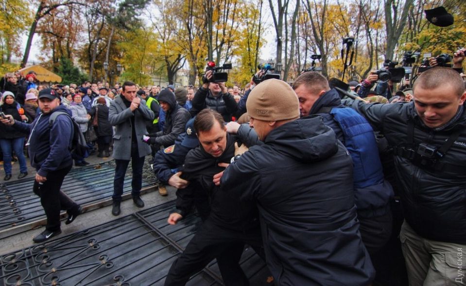 В столкновениях в Одессе пострадали 10 полицейских